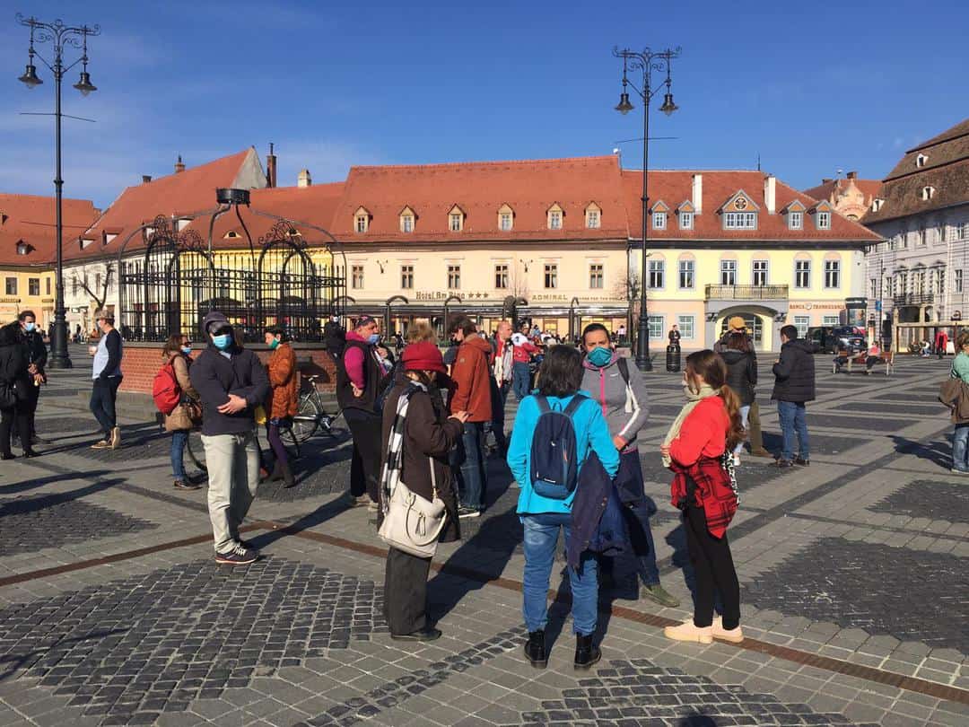 UPDATE: Protest la Sibiu - Sibienii se adună în Piața Mare - Au venit cu icoane în mâini