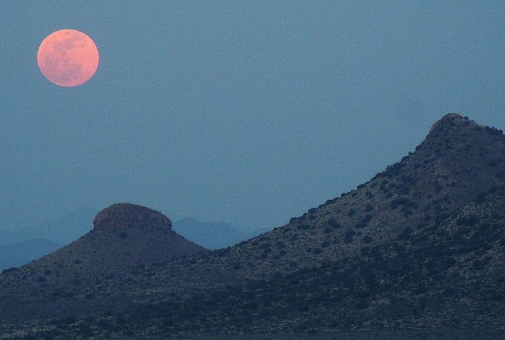 fenomen astronomic rar - superluna roz e vizibilă luni noapte