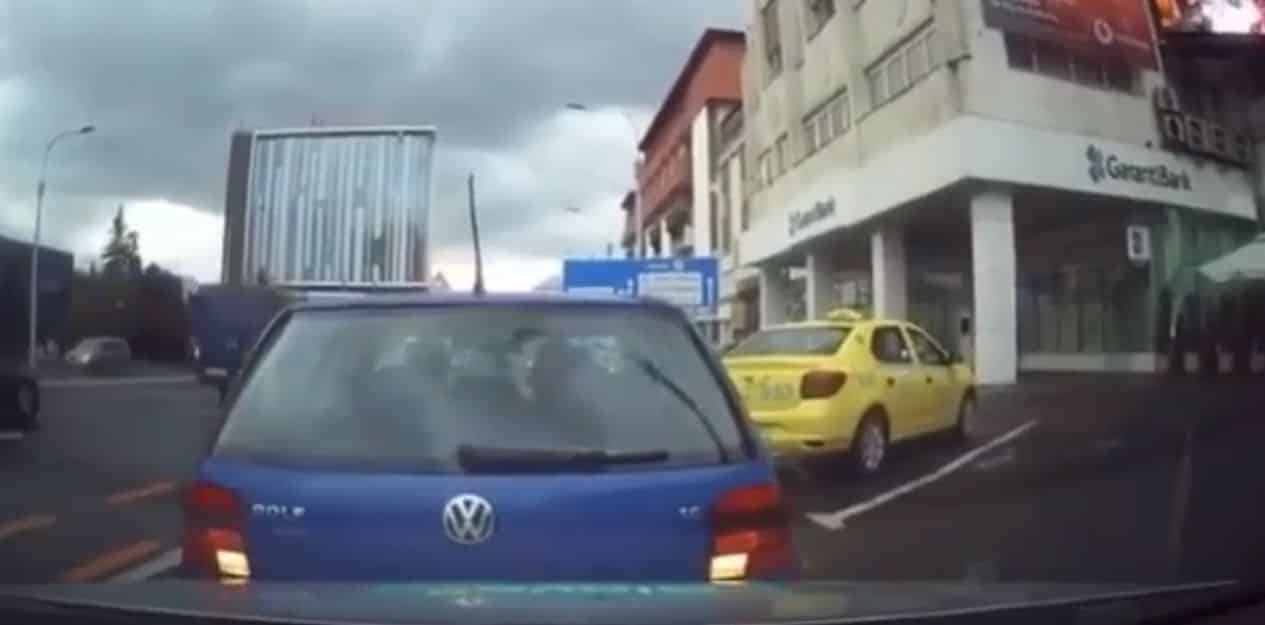 video un șofer lovește de trei ori o mașină parcată aiurea pe milea - apoi a vrut să fugă