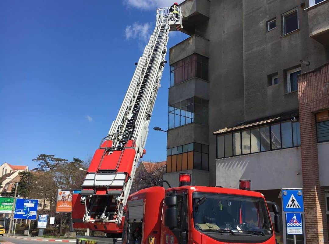 foto: tencuială căzută de pe un bloc de pe strada fabricii