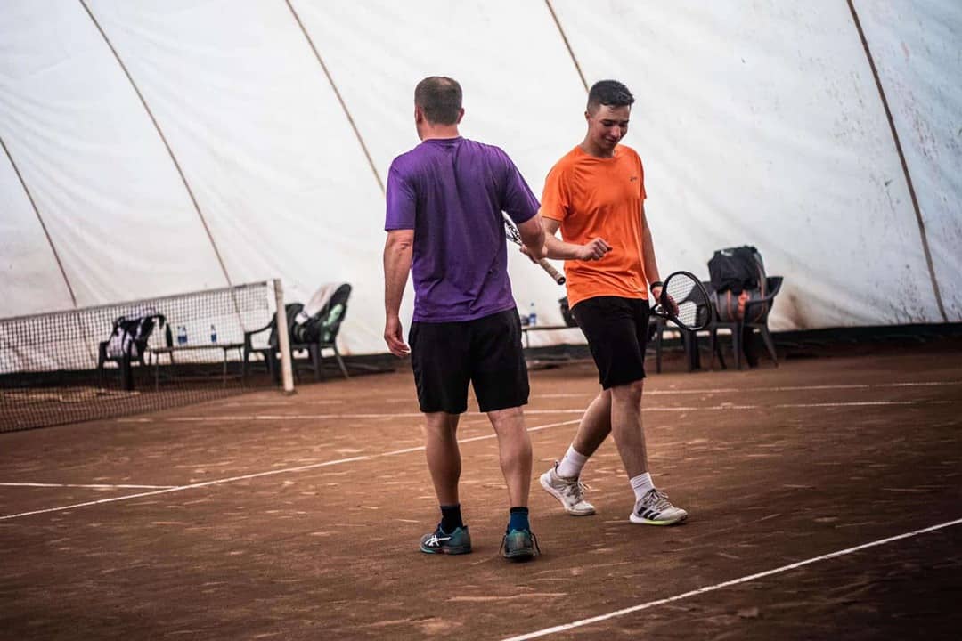 Un tânăr donează premiul pentru câștigarea unui turneu de tenis de la Sibiu către un copil bolnav