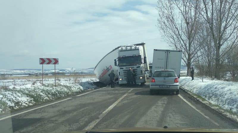 un tir blochează drumul hoților