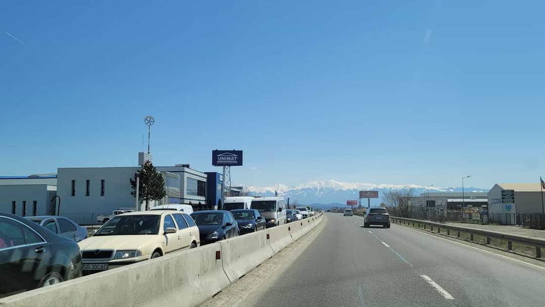 foto: aglomerație la mall și parcări sufocate - trafic bară la bară la ieșire din sibiu spre șelimbăr