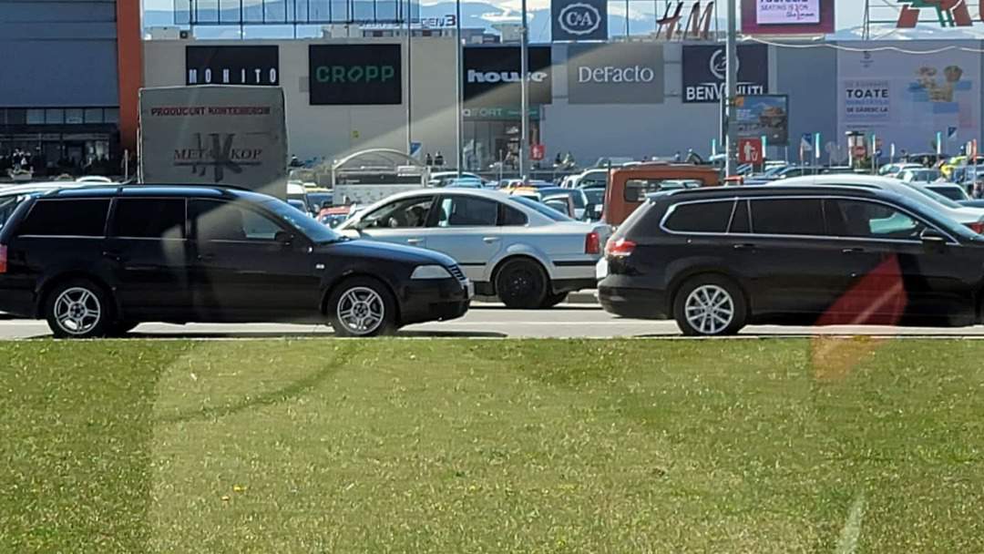 foto: aglomerație la mall și parcări sufocate - trafic bară la bară la ieșire din sibiu spre șelimbăr