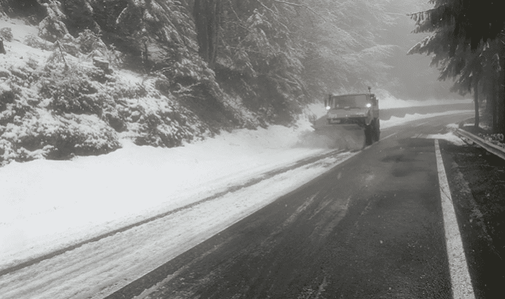 VIDEO: Iarnă în toată regula pe Transfăgărășan - Drumul e acoperit cu zăpadă