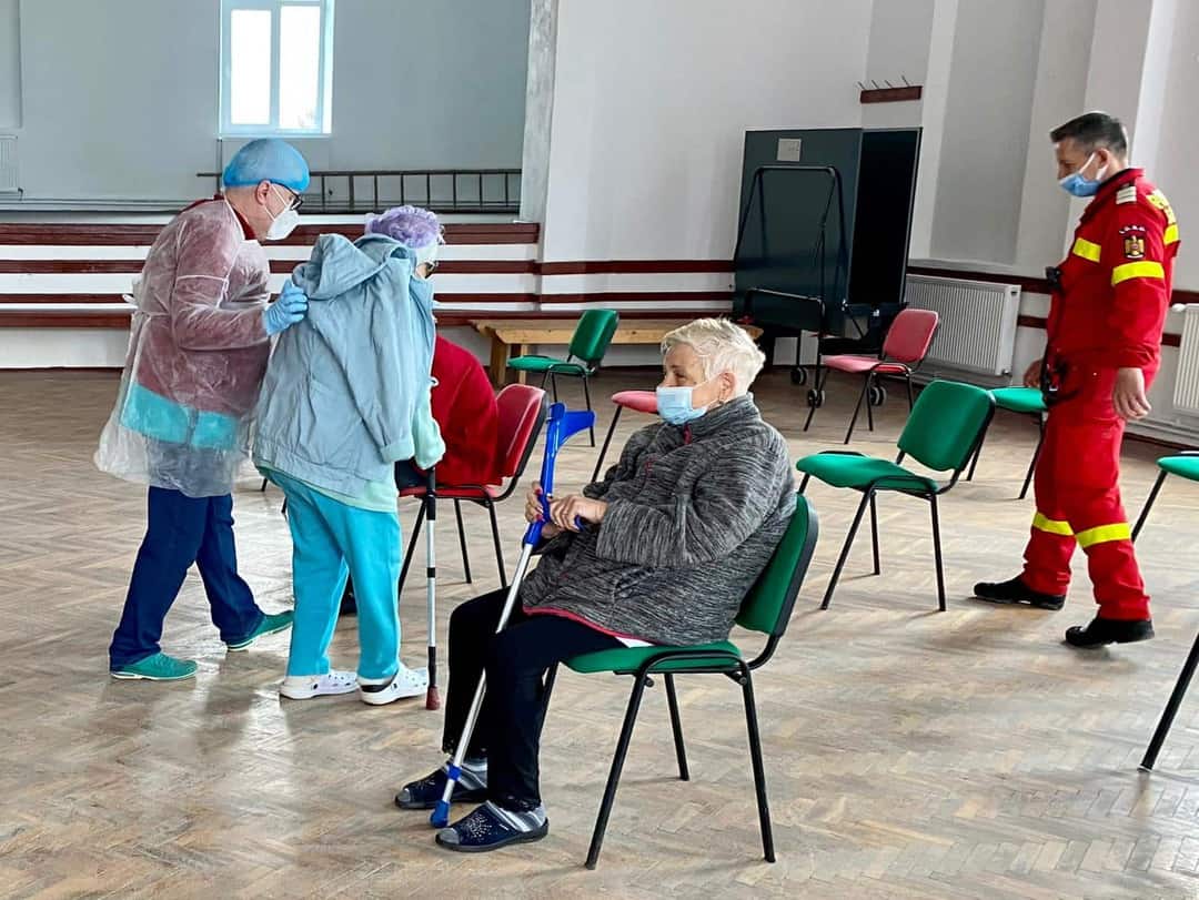 FOTO: A început vaccinarea cu echipa mobila la Marpod - O sută de oameni vor sa fie imunizați