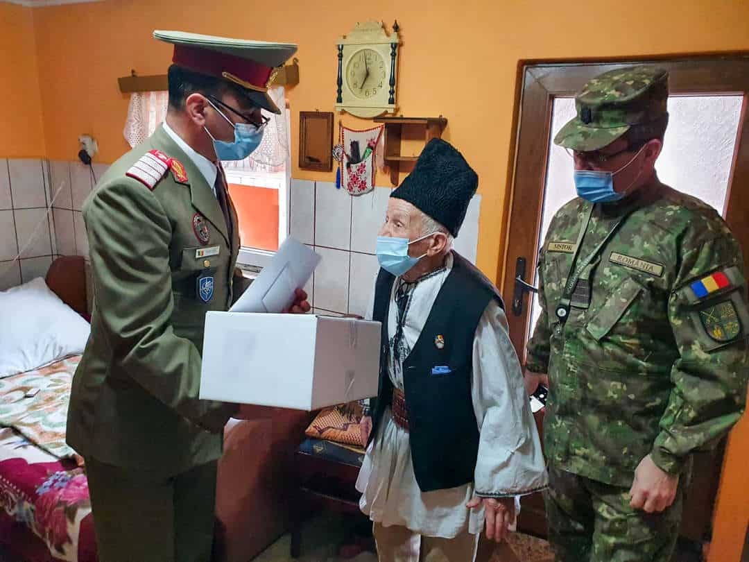 foto - vizită surpriză la doi veterani de război din sibiu - au luptat în munții tatra