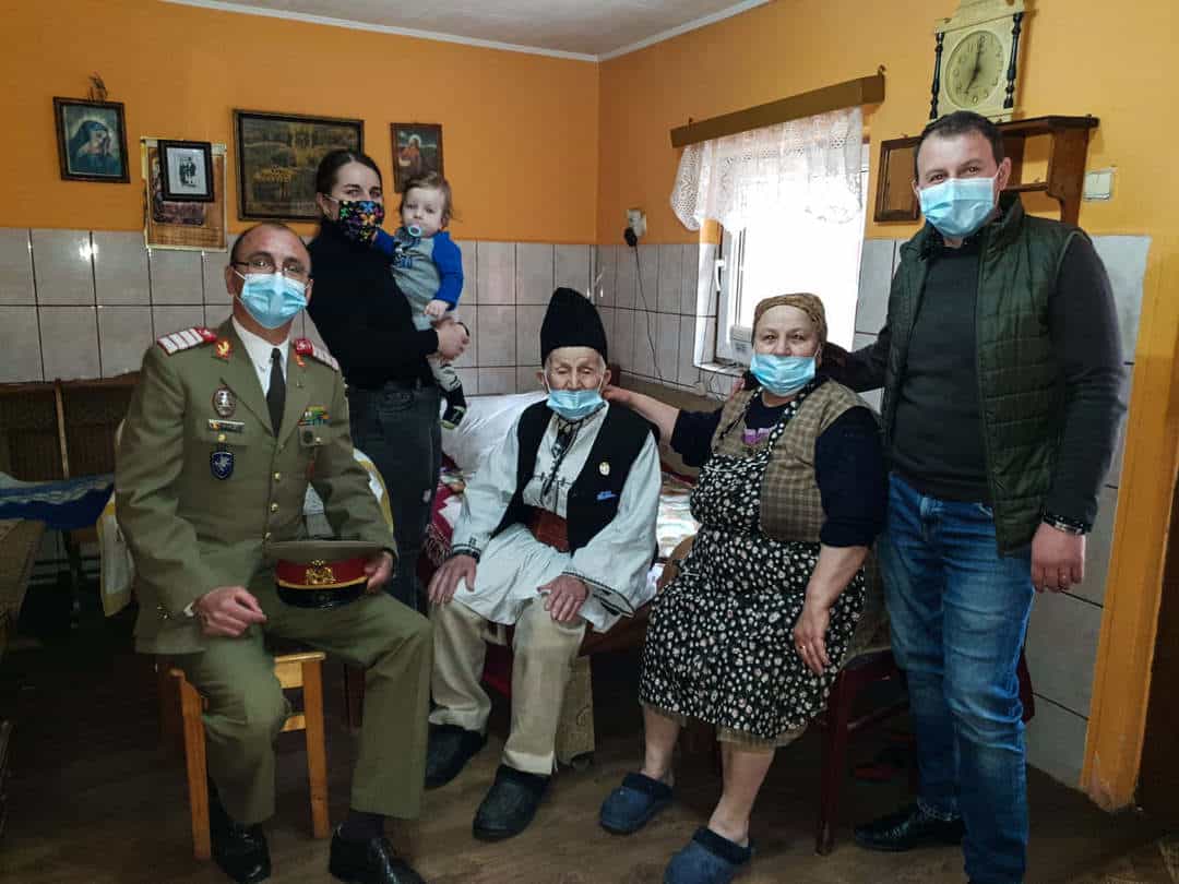 foto - vizită surpriză la doi veterani de război din sibiu - au luptat în munții tatra