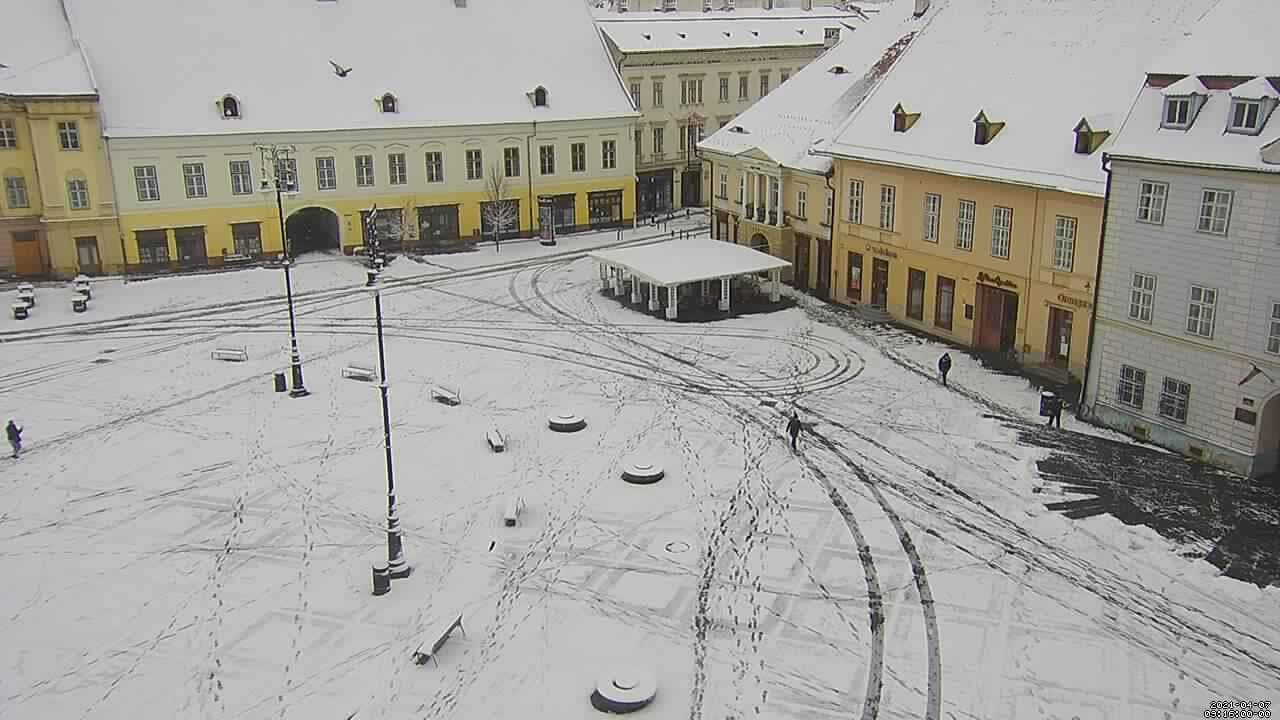 foto: iarnă în aprilie - zăpada a acoperit centrul sibiului