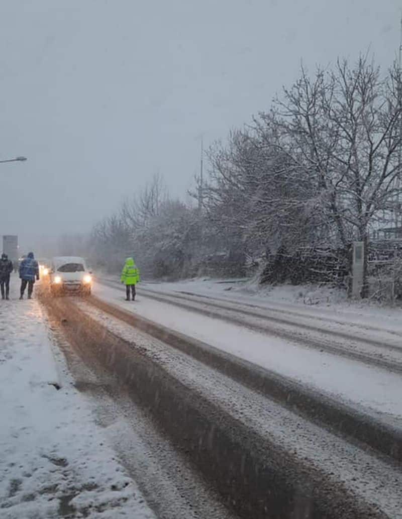 foto: iarna din aprilie la sibiu - străzi aglomerate și trafic infernal pe calea cisnădiei