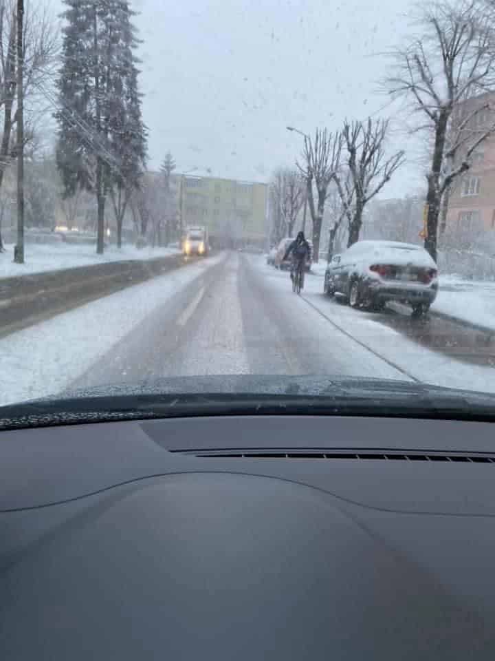 foto: iarna din aprilie la sibiu - străzi aglomerate și trafic infernal pe calea cisnădiei