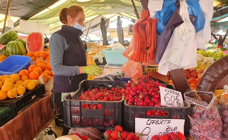 foto s-au ieftinit cireșele la piața cibin - vineri costă 60 de lei kilogramul