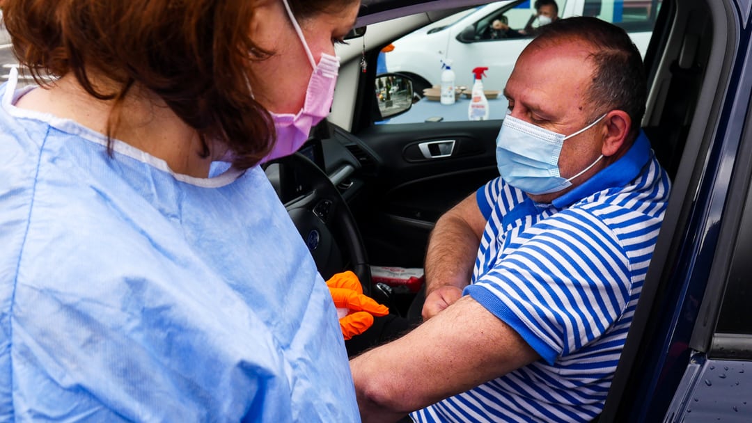 video reportaj: primul centru de vaccinare drive thru din sibiu - zeci de sibieni au venit să se imunizeze