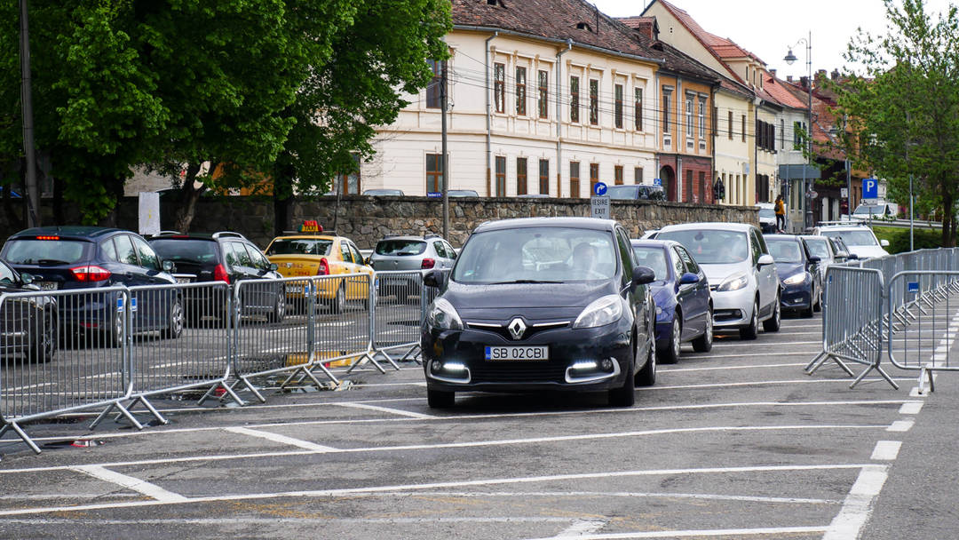 video reportaj: primul centru de vaccinare drive thru din sibiu - zeci de sibieni au venit să se imunizeze