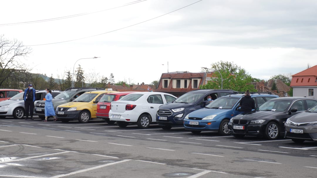 video reportaj: primul centru de vaccinare drive thru din sibiu - zeci de sibieni au venit să se imunizeze