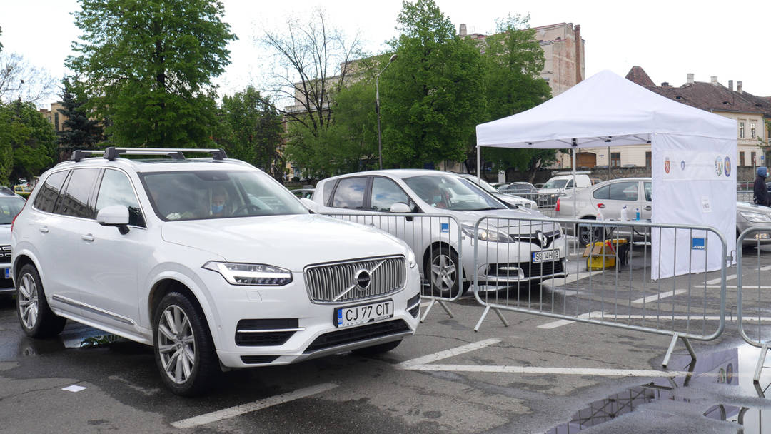 video reportaj: primul centru de vaccinare drive thru din sibiu - zeci de sibieni au venit să se imunizeze