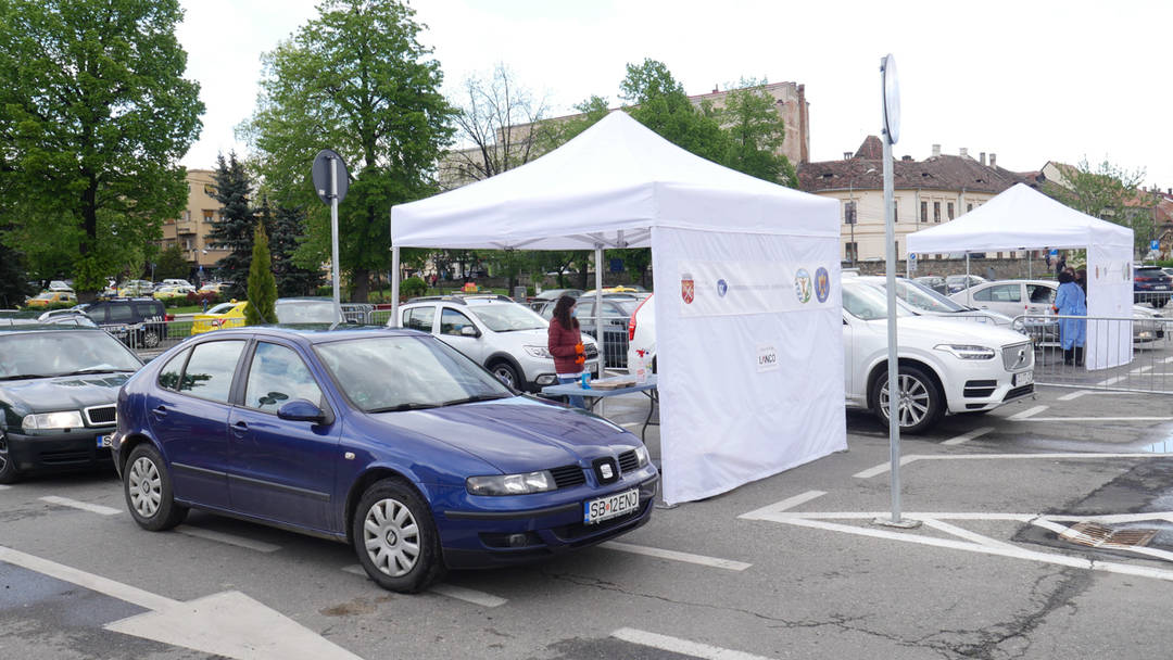 video reportaj: primul centru de vaccinare drive thru din sibiu - zeci de sibieni au venit să se imunizeze