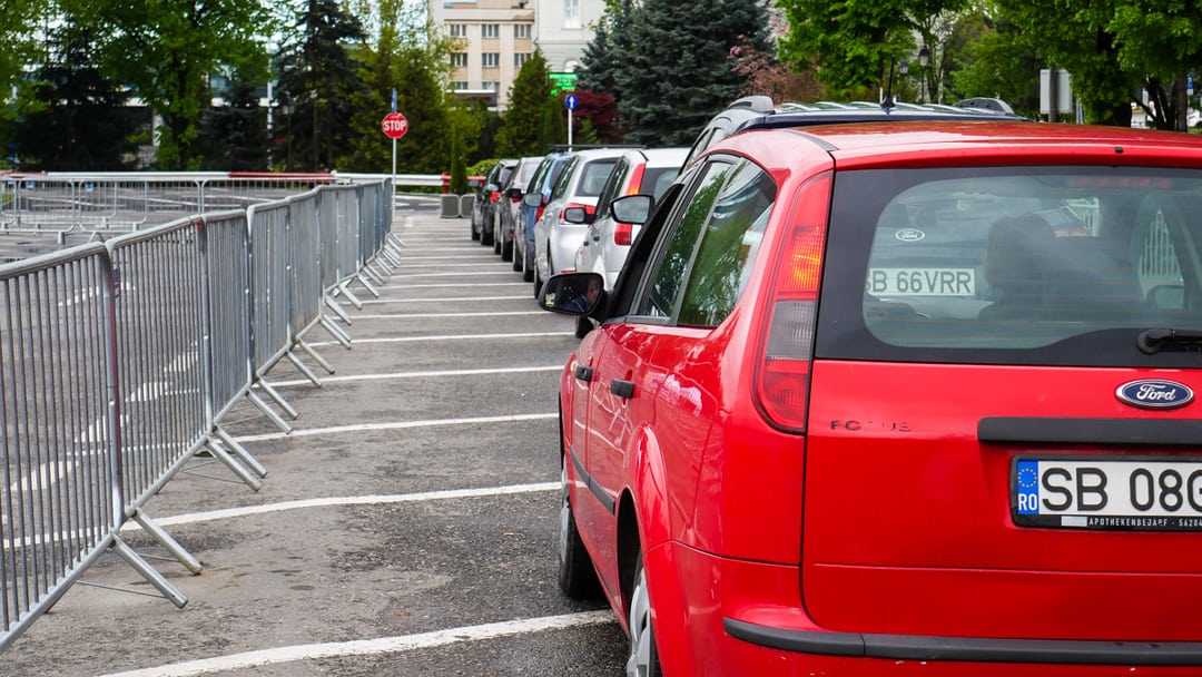 video reportaj: primul centru de vaccinare drive thru din sibiu - zeci de sibieni au venit să se imunizeze