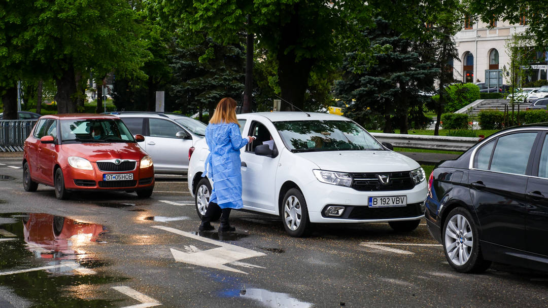 video reportaj: primul centru de vaccinare drive thru din sibiu - zeci de sibieni au venit să se imunizeze