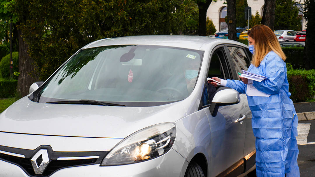 video reportaj: primul centru de vaccinare drive thru din sibiu - zeci de sibieni au venit să se imunizeze