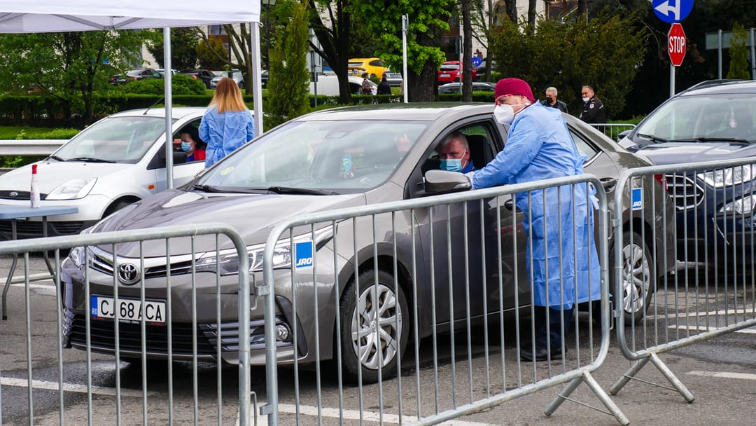 video reportaj: primul centru de vaccinare drive thru din sibiu - zeci de sibieni au venit să se imunizeze