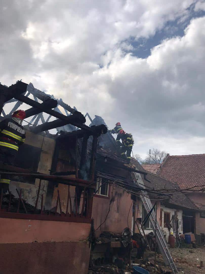 FOTO Casă mistuită de flăcări la Sibiel, în prima zi de Paște