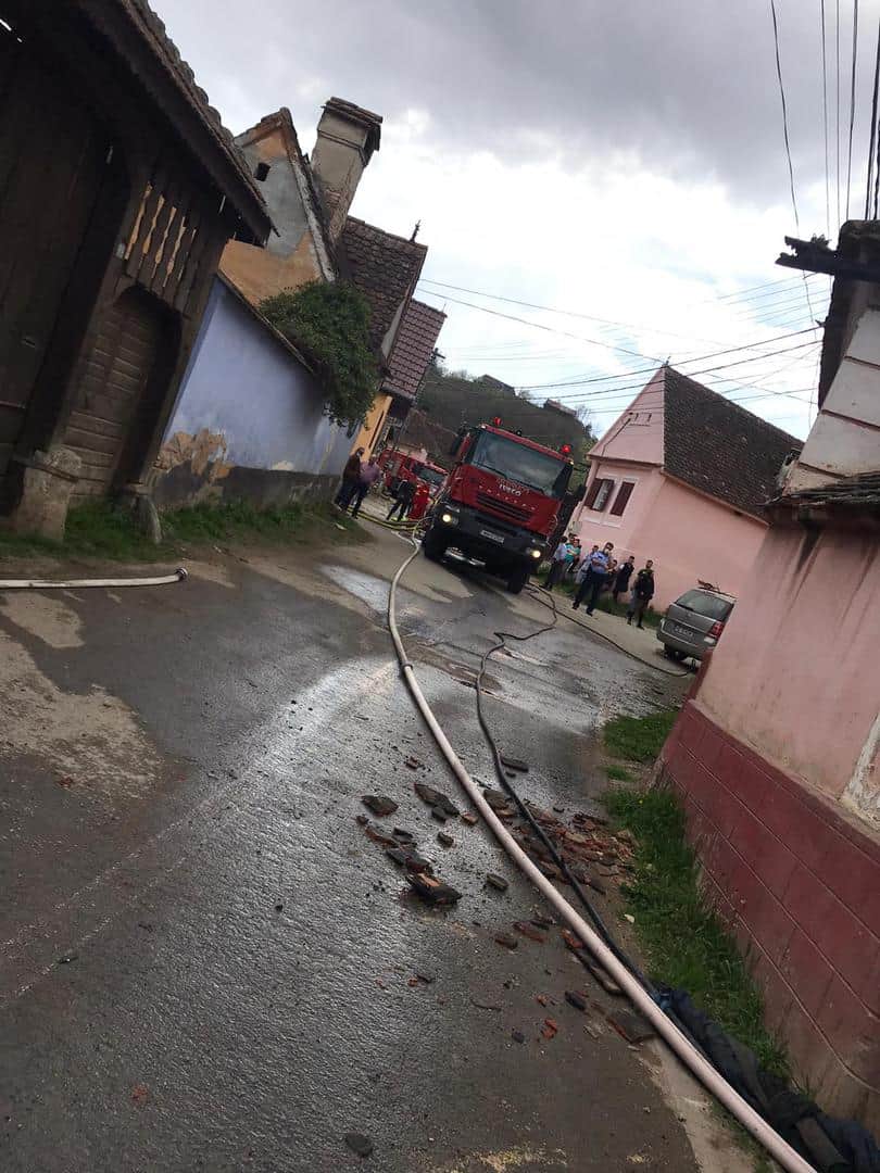 FOTO Casă mistuită de flăcări la Sibiel, în prima zi de Paște