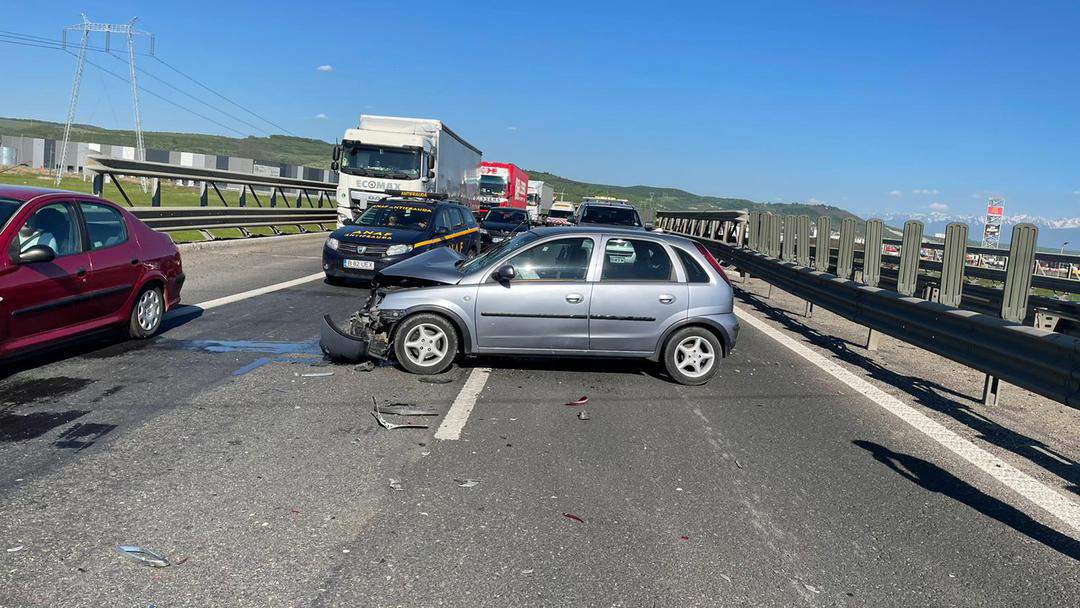 FOTO: Accident pe autostradă, în apropiere de locul unde TIR-ul s-a izbit de parapet