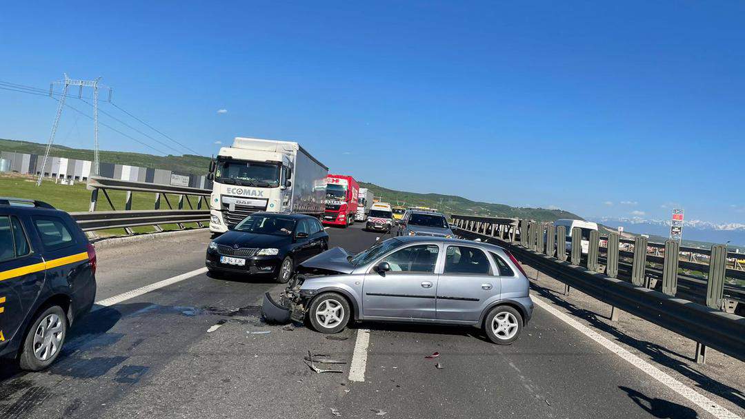 FOTO: Accident pe autostradă, în apropiere de locul unde TIR-ul s-a izbit de parapet