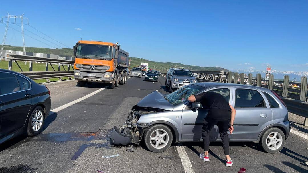 foto: accident pe autostradă, în apropiere de locul unde tir-ul s-a izbit de parapet