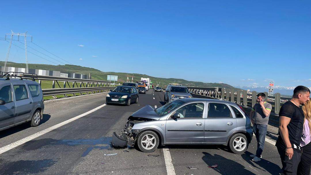 FOTO: Accident pe autostradă, în apropiere de locul unde TIR-ul s-a izbit de parapet