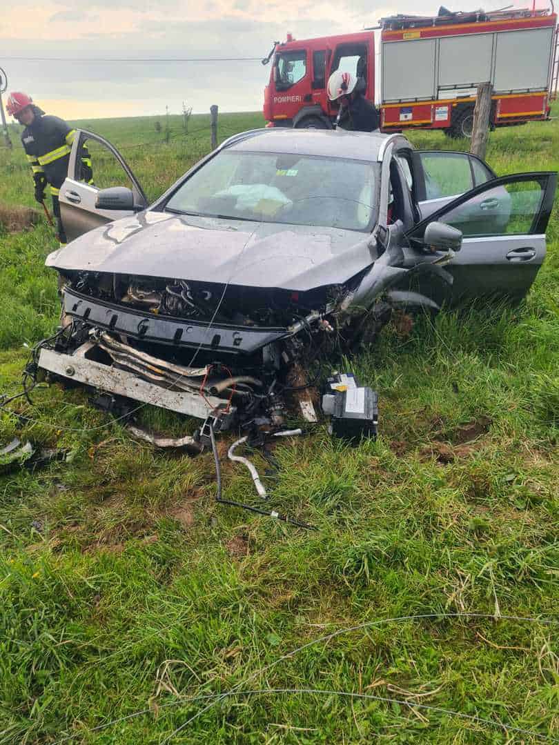 Accident la Cârțișoara - Un cisnădian a intrat cu mașina în gard