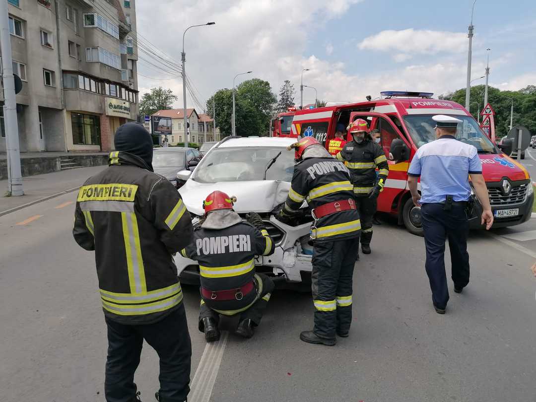 accident în apropiere de promenada mall - șofer rănit după ce a lovit o mașină