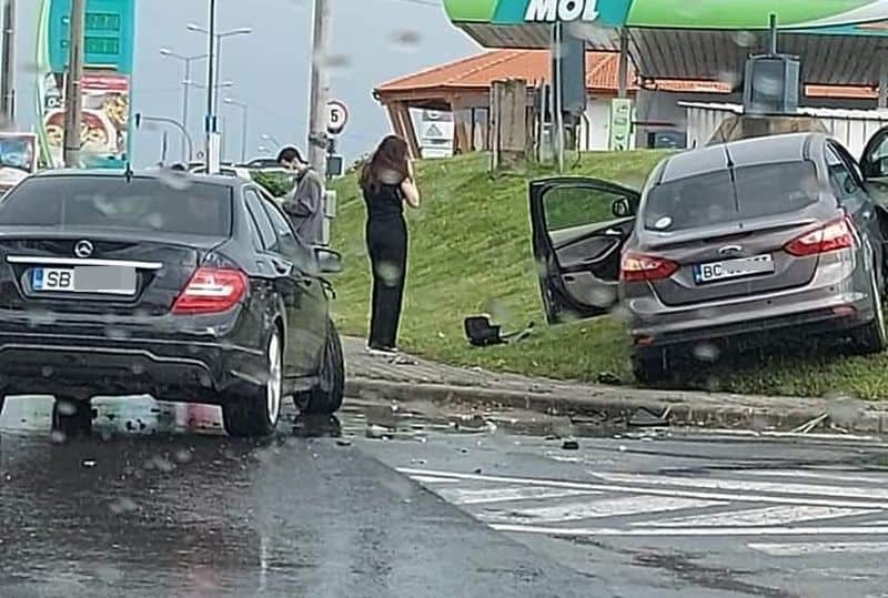 foto: accident cu două mașini la ieșire din sibiu spre șelimbăr