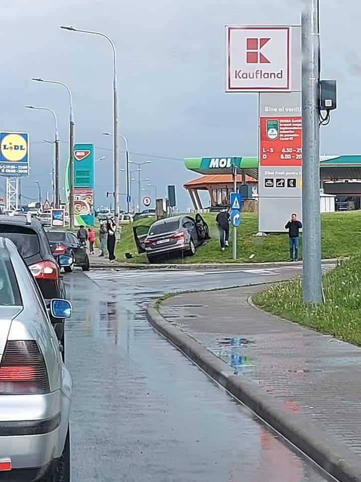 foto: accident cu două mașini la ieșire din sibiu spre șelimbăr