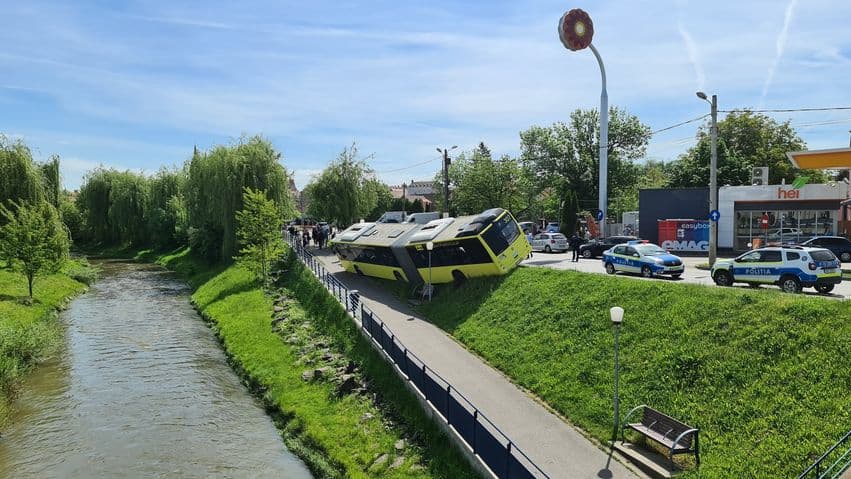 foto autobuz la un pas sa se răstoarne in cibin pe malului - șoferului i s-a făcut rău