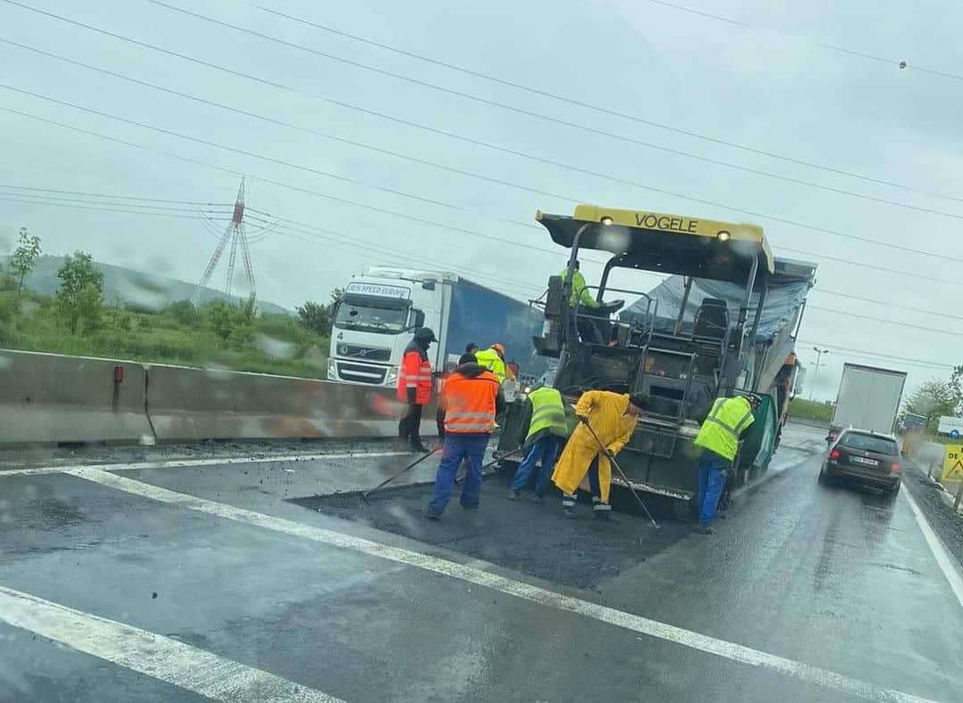 foto: asfaltare pe ploaie pe dn1 - se circulă greu pe autostradă la ieșirea spre mohu