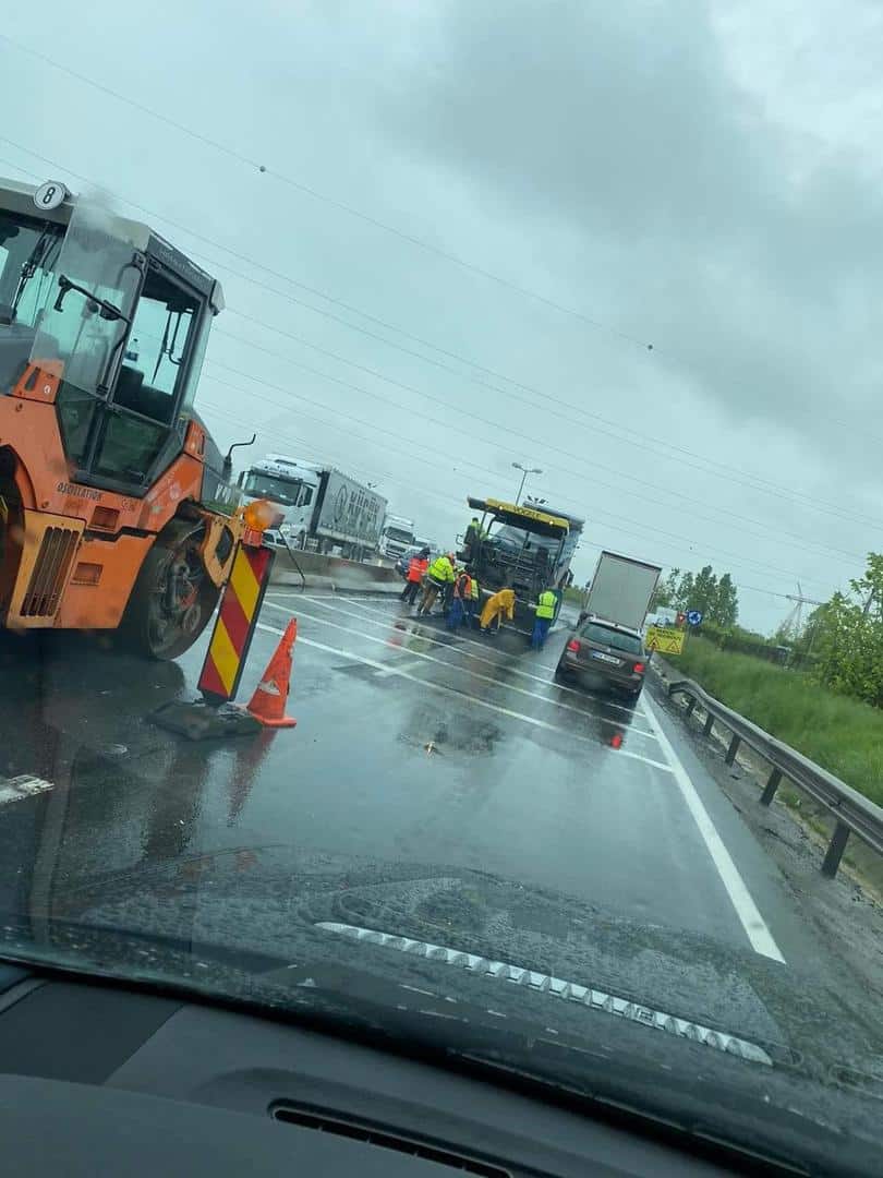 foto: asfaltare pe ploaie pe dn1 - se circulă greu pe autostradă la ieșirea spre mohu