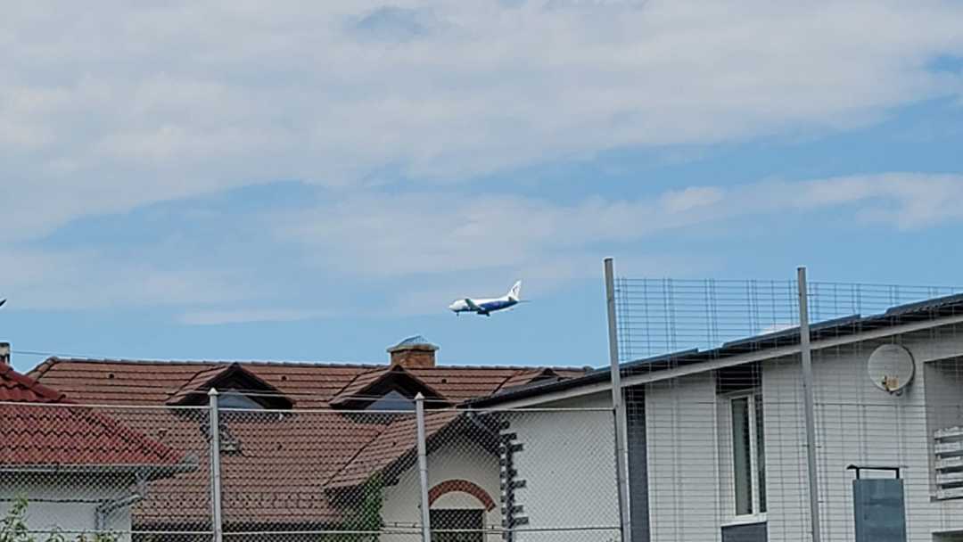 foto: un avion survolează de câteva ore cerul deasupra sibiului - explicațiile aeroportului