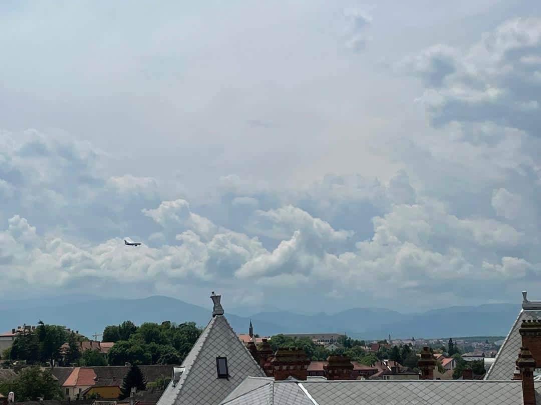 foto: un avion survolează de câteva ore cerul deasupra sibiului - explicațiile aeroportului