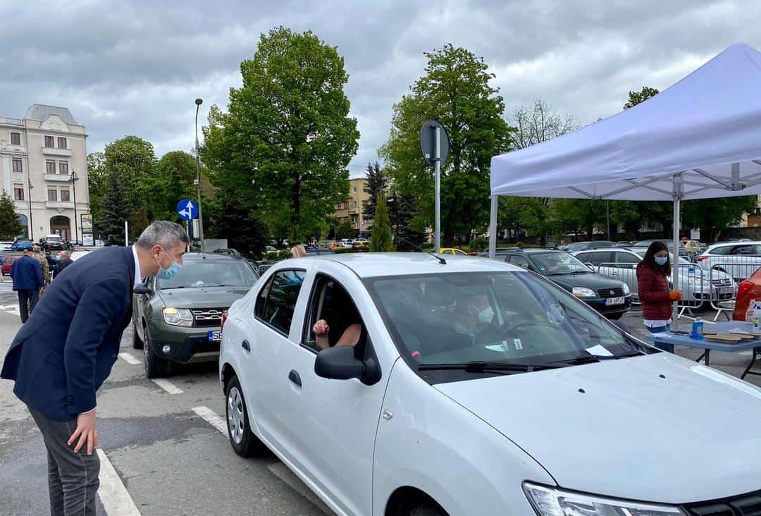 video foto: dan barna, la deschiderea primului centru de vaccinare drive thru din sibiu - „este deja coadă de mașini”