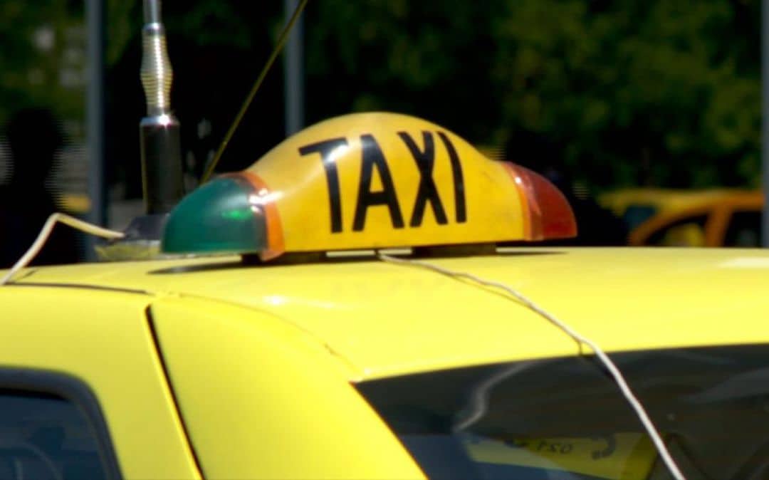 taxi implicat într-un accident la mediaș. clientul, dus la spital