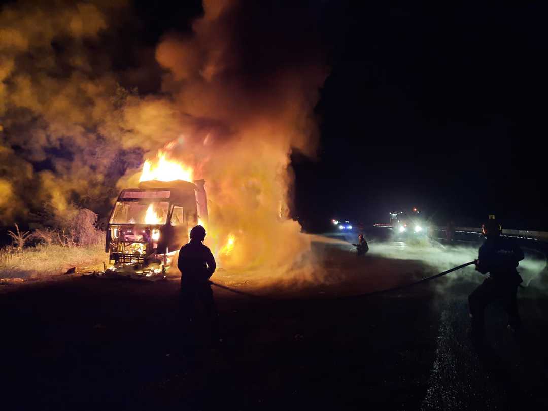 video foto flăcări imense pe dn7 - un tir a ars complet