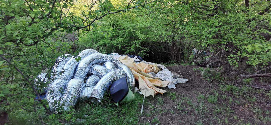 foto: pădurea din dealul gușteriței, plină de gunoaie - „e partea nevăzută a sibiului”