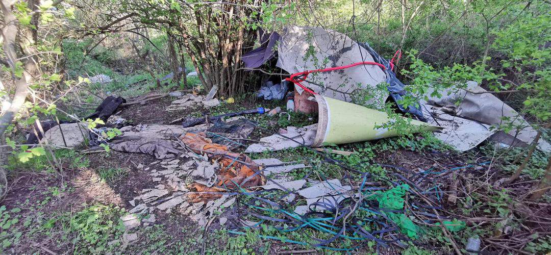 foto: pădurea din dealul gușteriței, plină de gunoaie - „e partea nevăzută a sibiului”