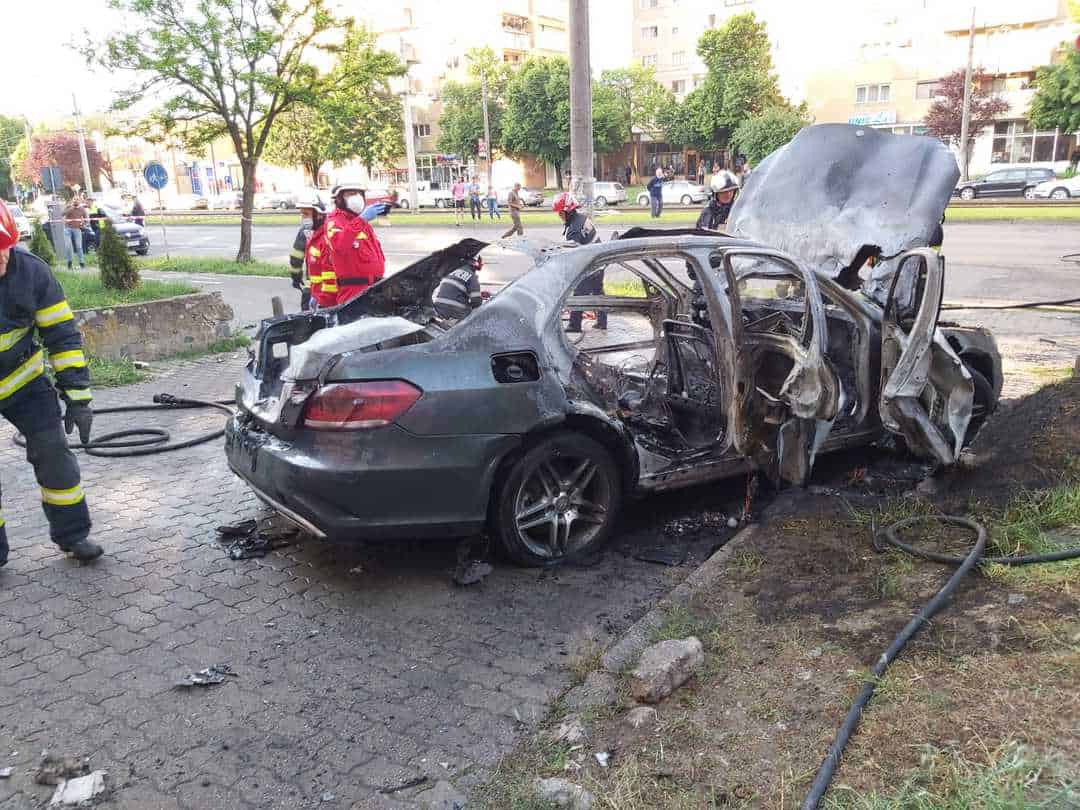 mașină incendiată la arad - un om de afaceri local găsit carbonizat în ea