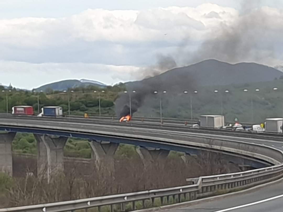 foto: incendiu pe autostradă la sibiu - trafic blocat