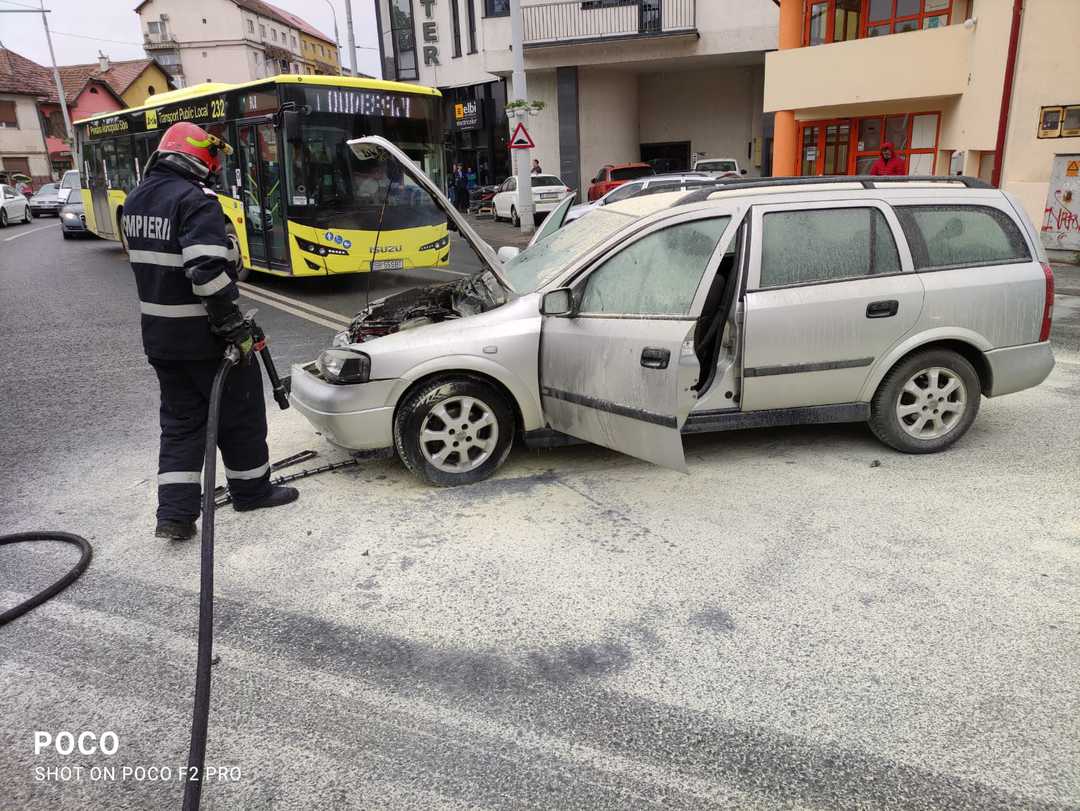 Tamponare în cartierul Ștrand - O mașină a luat foc