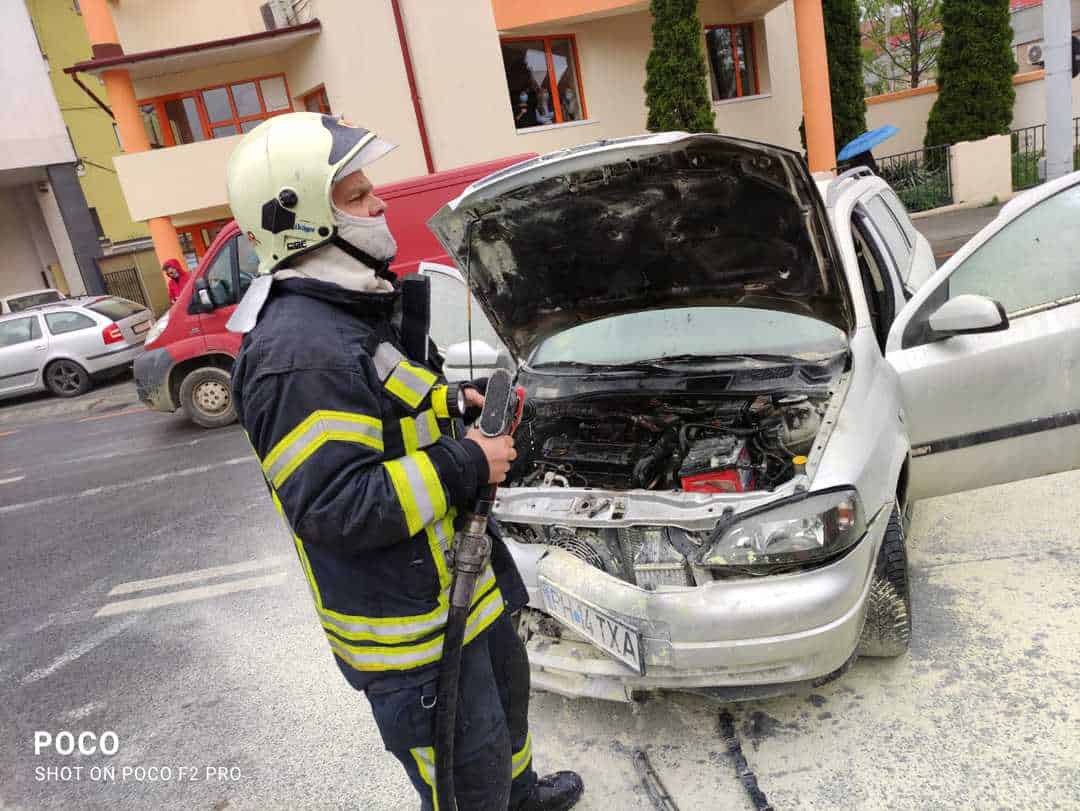 Tamponare în cartierul Ștrand - O mașină a luat foc