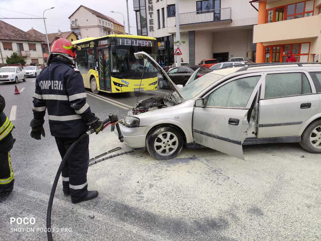 Tamponare în cartierul Ștrand - O mașină a luat foc